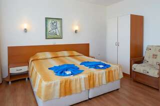 Отель Family Hotel Milev Свети-Влас Двухместный номер с 1 кроватью и балконом (для 2 взрослых и 1 ребенка)-1