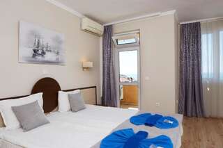 Отель Family Hotel Milev Свети-Влас Стандартный трехместный номер с видом на море-7