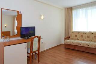 Отель Family Hotel Milev Свети-Влас Двухместный номер с 1 кроватью и балконом (для 2 взрослых и 1 ребенка)-3
