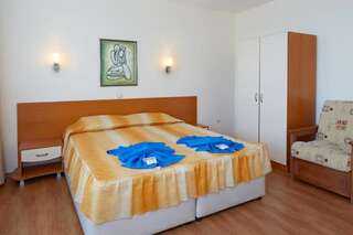 Отель Family Hotel Milev Свети-Влас Двухместный номер с 1 кроватью и балконом (для 2 взрослых и 1 ребенка)-6